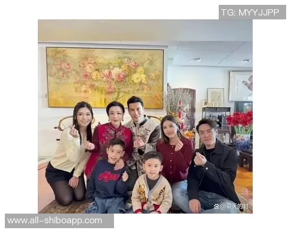 幸福满满的一家人库嫂分享全家福照甜蜜瞬间温馨满溢